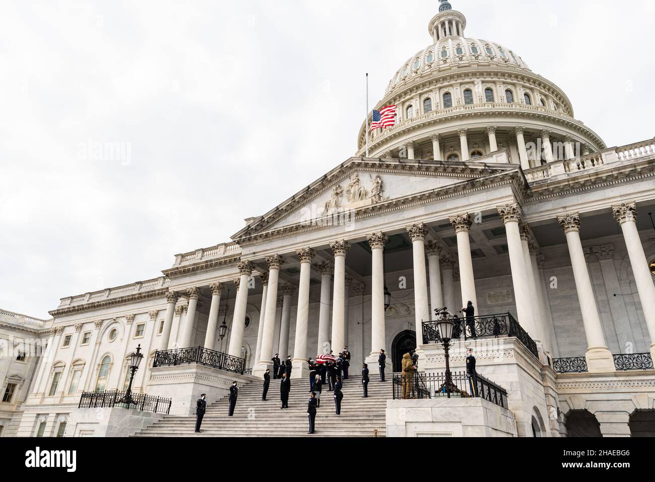 Washington, Stati Uniti d'America. 10th Dic 2021. Washington, Stati Uniti d'America. 10 dicembre 2021. Una guardia d'onore delle forze armate porta i resti del veterano della seconda guerra mondiale ed ex senatore Robert Dole giù per i gradini del Campidoglio degli Stati Uniti, 10 dicembre 2021 a Washington, DC il senatore Dole è morto all'età di 98 anni dopo una vita di servizio alla nazione. Credito: SGT. Zachery Perkins/U.S.A. Army/Alamy Live News Foto Stock