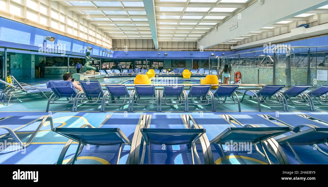 Vista della piscina coperta della nave da crociera Costa Fortuna al  terminal portuale di Civitavecchia, porto di Roma, il 1 maggio 2019 Foto  stock - Alamy