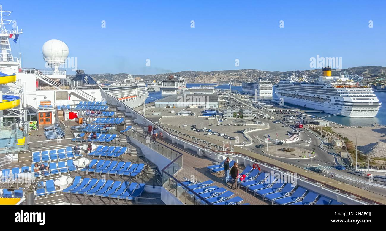 Nave da crociera al porto di Marsiglia in Francia durante una sosta,  gigante dei mari Foto stock - Alamy