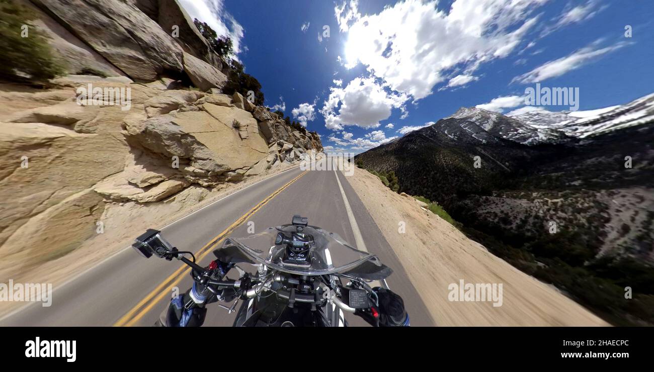 Moto Touring sulla Whitney Portal Road in California Foto Stock