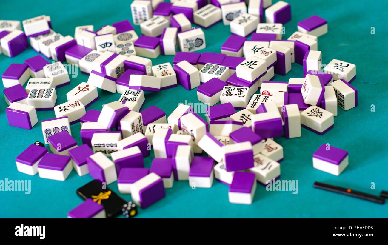 Molte piastrelle Mahjong sul campo da gioco. Un antico gioco asiatico chiamato Mahjong come un modo per trascorrere il vostro tempo libero con gioia e ottenere un po 'di divertimento. Selettivo Foto Stock