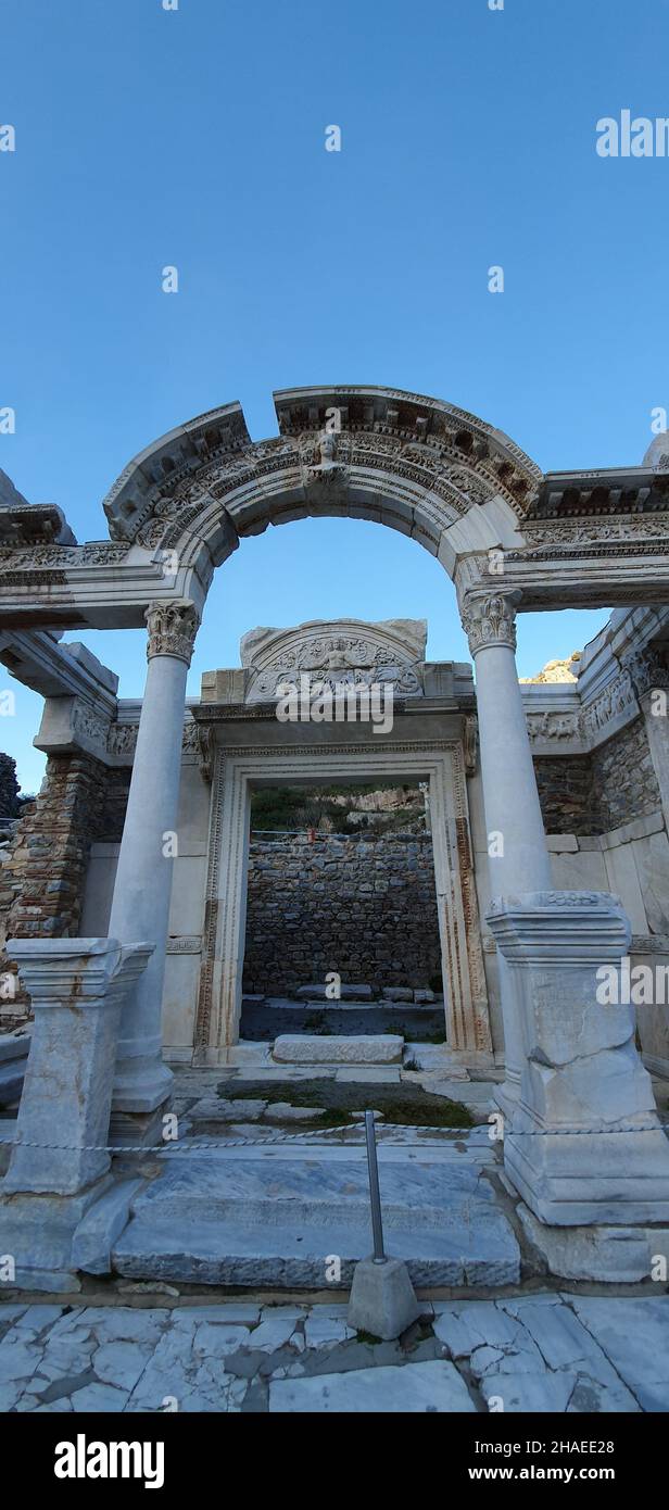 Una foto panoramica della Via Arcadia, della Biblioteca di Celso e dell'anfiteatro di Efeso, Turchia Foto Stock