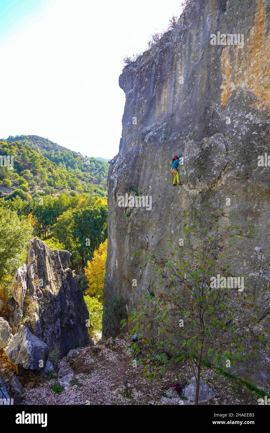 Scalatore di roccia femminile in colori luminosi a Dhiarizos, Cipro, Mediterraneo, destinazione di vacanza Foto Stock