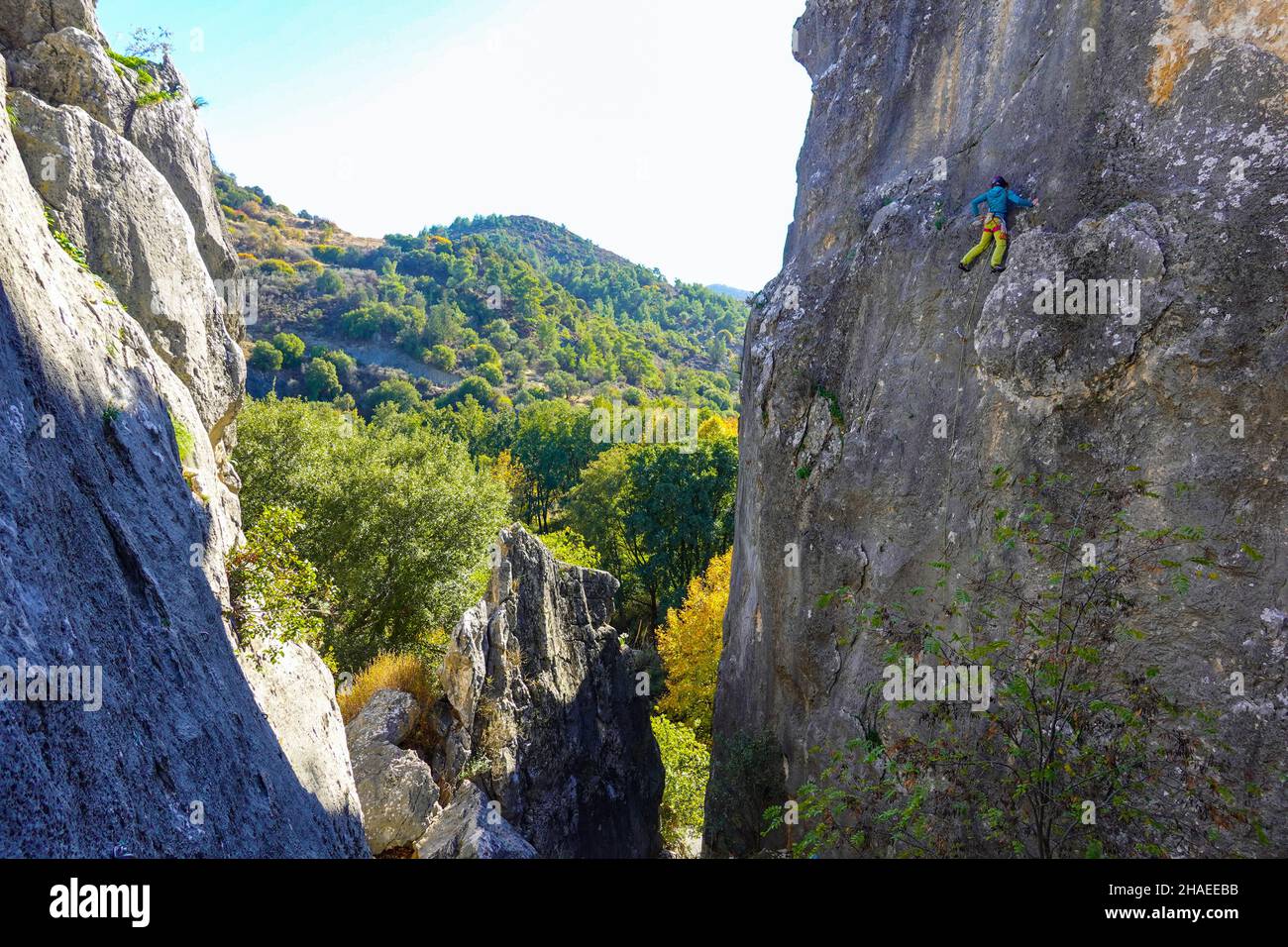 Scalatore di roccia femminile in colori luminosi a Dhiarizos, Cipro, Mediterraneo, destinazione di vacanza Foto Stock