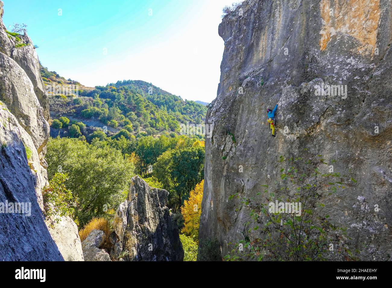Scalatore di roccia femminile in colori luminosi a Dhiarizos, Cipro, Mediterraneo, destinazione di vacanza Foto Stock