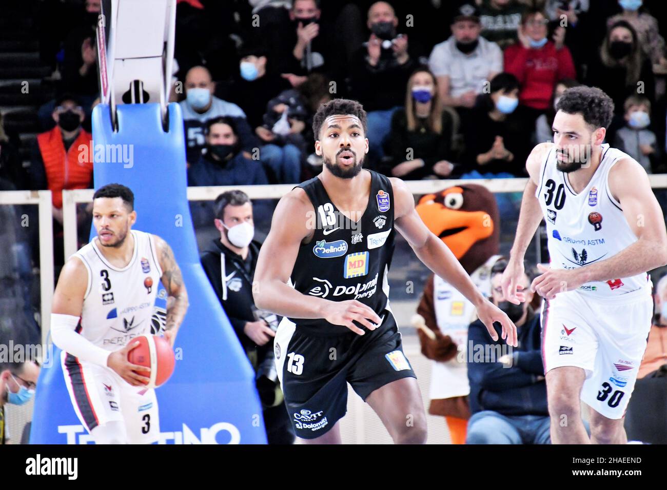 Trento, Italia. 12th Dic 2021. Wesley Saunders (Dolomiti energia Trentino) durante le Dolomiti energia Trentino vs Bertram Derthona Tortona, Campionato Italiano di Basket a Serie a Trento, Italia, Dicembre 12 2021 Credit: Agenzia fotografica indipendente/Alamy Live News Foto Stock