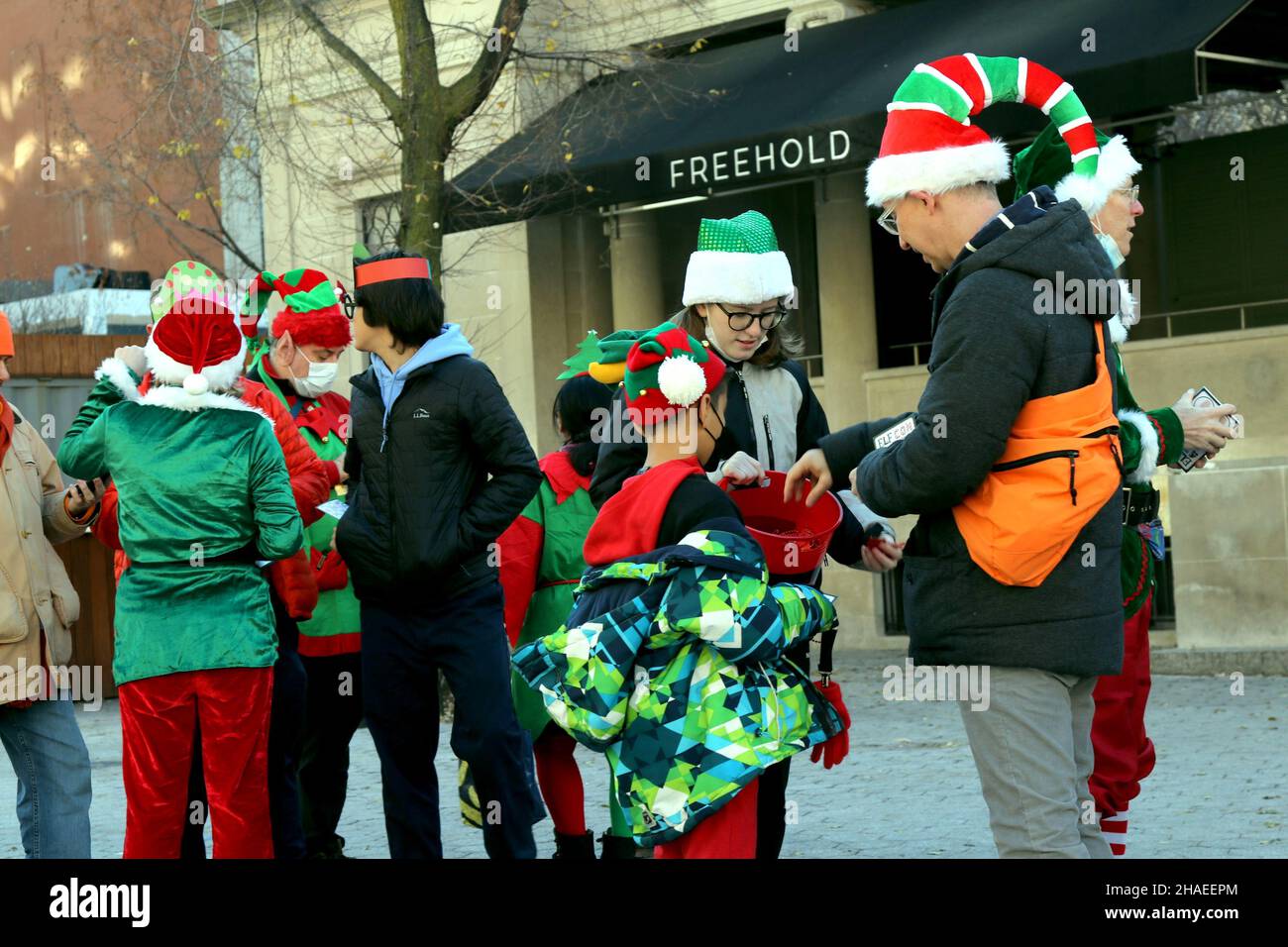 Prima ElfCon un'alternativa adatta ai bambini alla debauchery di SantaCon, New York, NY USA Foto Stock