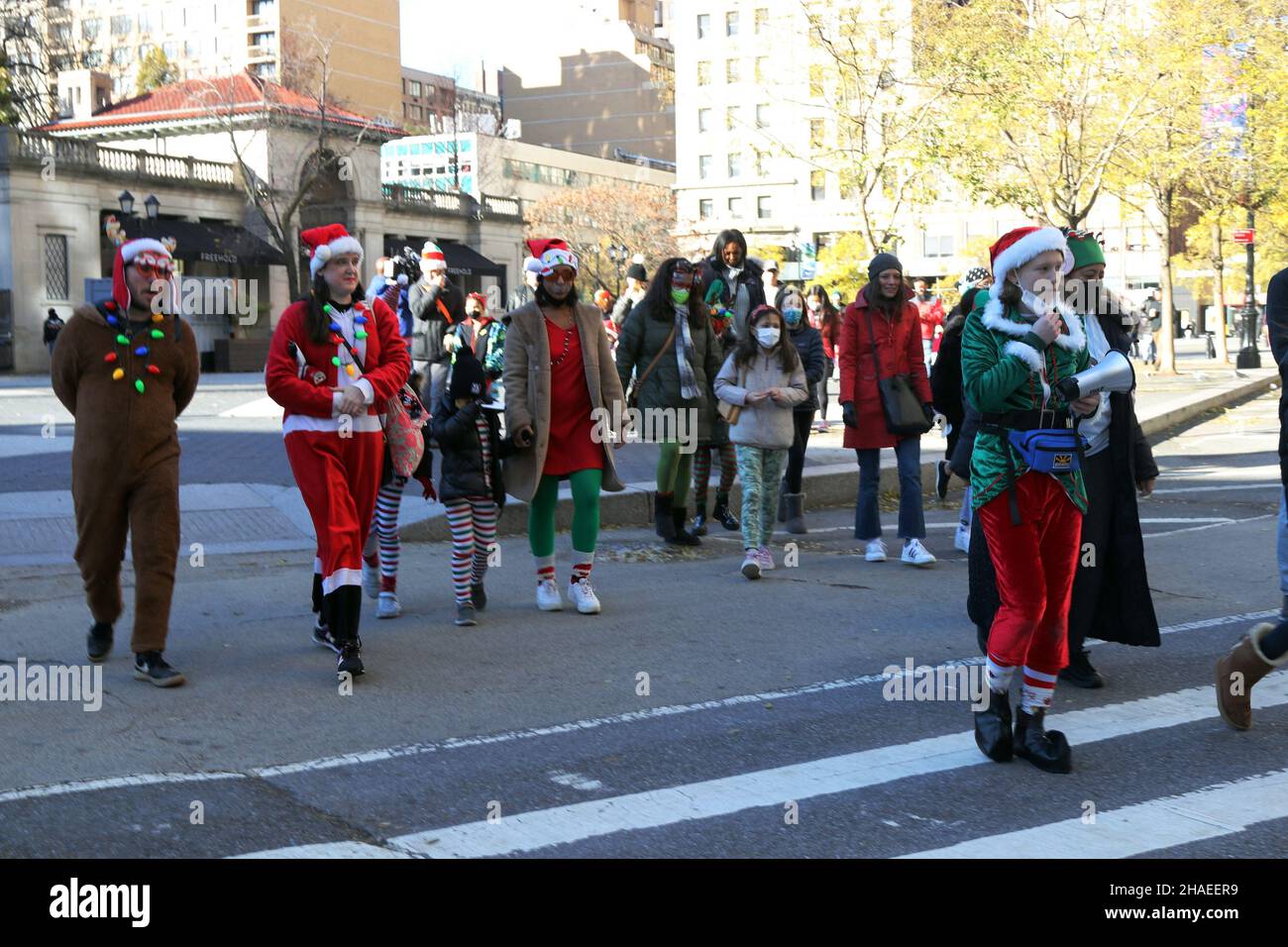 Prima ElfCon un'alternativa adatta ai bambini alla debauchery di SantaCon, New York, NY USA Foto Stock