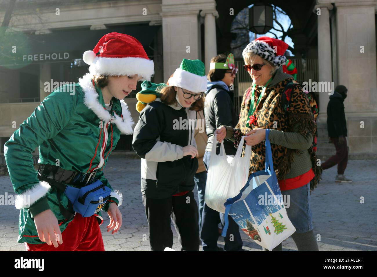 Prima ElfCon un'alternativa adatta ai bambini alla debauchery di SantaCon, New York, NY USA Foto Stock