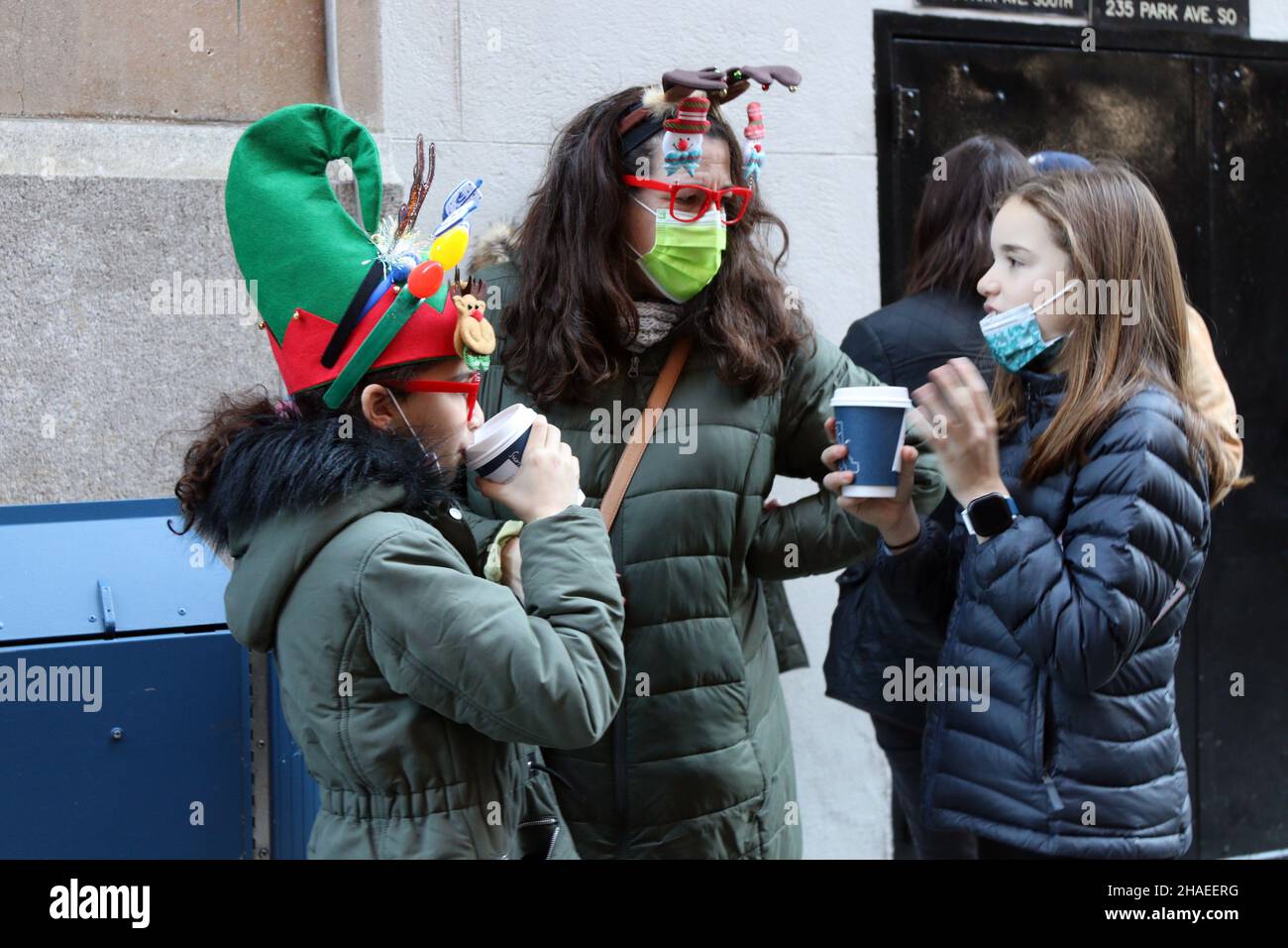 Prima ElfCon un'alternativa adatta ai bambini alla debauchery di SantaCon, New York, NY USA Foto Stock