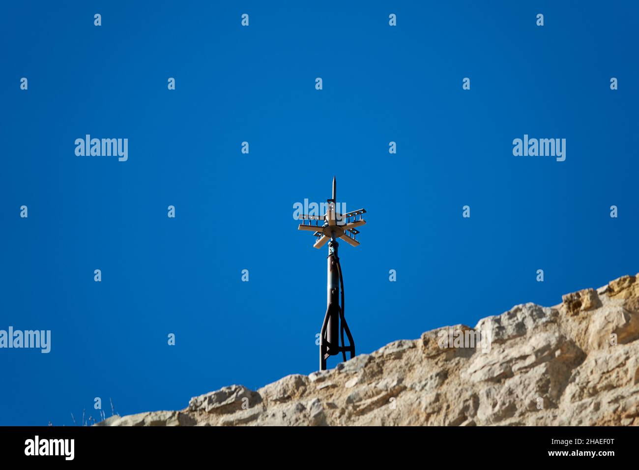 Dettaglio di un'asta di fulmine dietro un muro di pietra Foto Stock