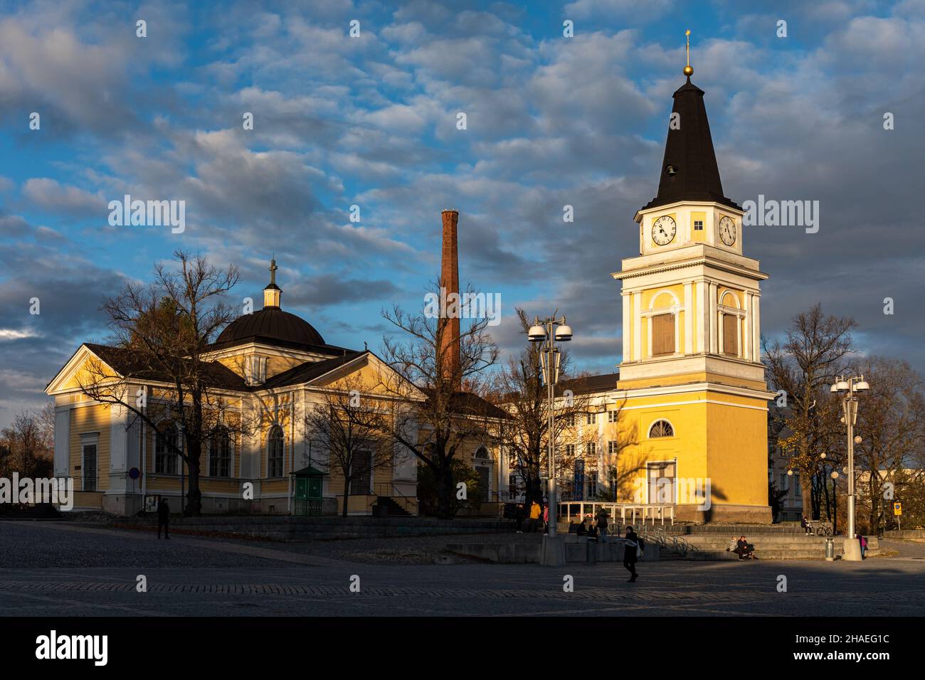 La Chiesa Vecchia (1842) campanile che si crogiolano nel tramonto del sole autunnale a Tampere, Finlandia Foto Stock
