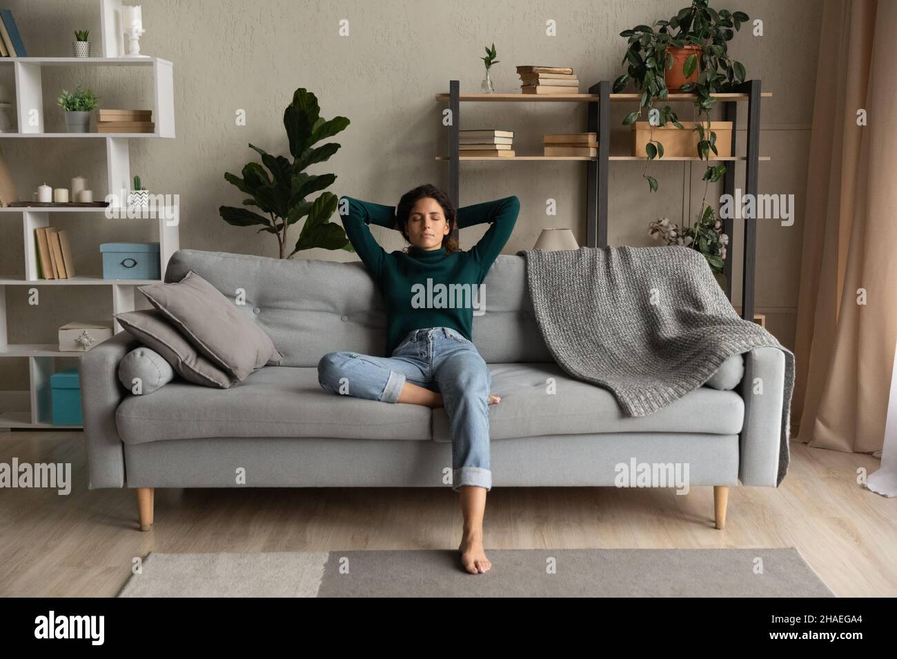 Calma donna Latino relax sul divano respira aria fresca Foto Stock