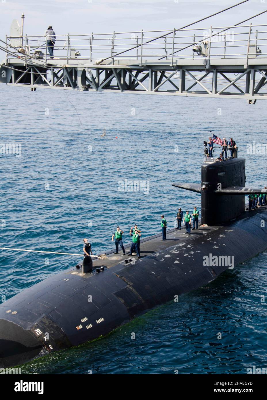 Credit: MCS Michael Doan/U.S.A. Navy/Alamy Live NewsPhuket, Thailandia. 14 maggio 2015. Il sottomarino USS Key West, di classe Los Angeles, della Marina degli Stati Uniti, attracca la nave sottomarina USS Emory S. Land durante una visita al porto il 14 maggio 2015 a Phuket, Thailandia. Foto Stock