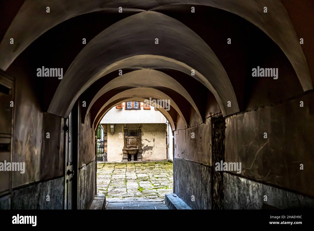 Cortile nel centro storico di Saint Chamond, Francia Foto Stock