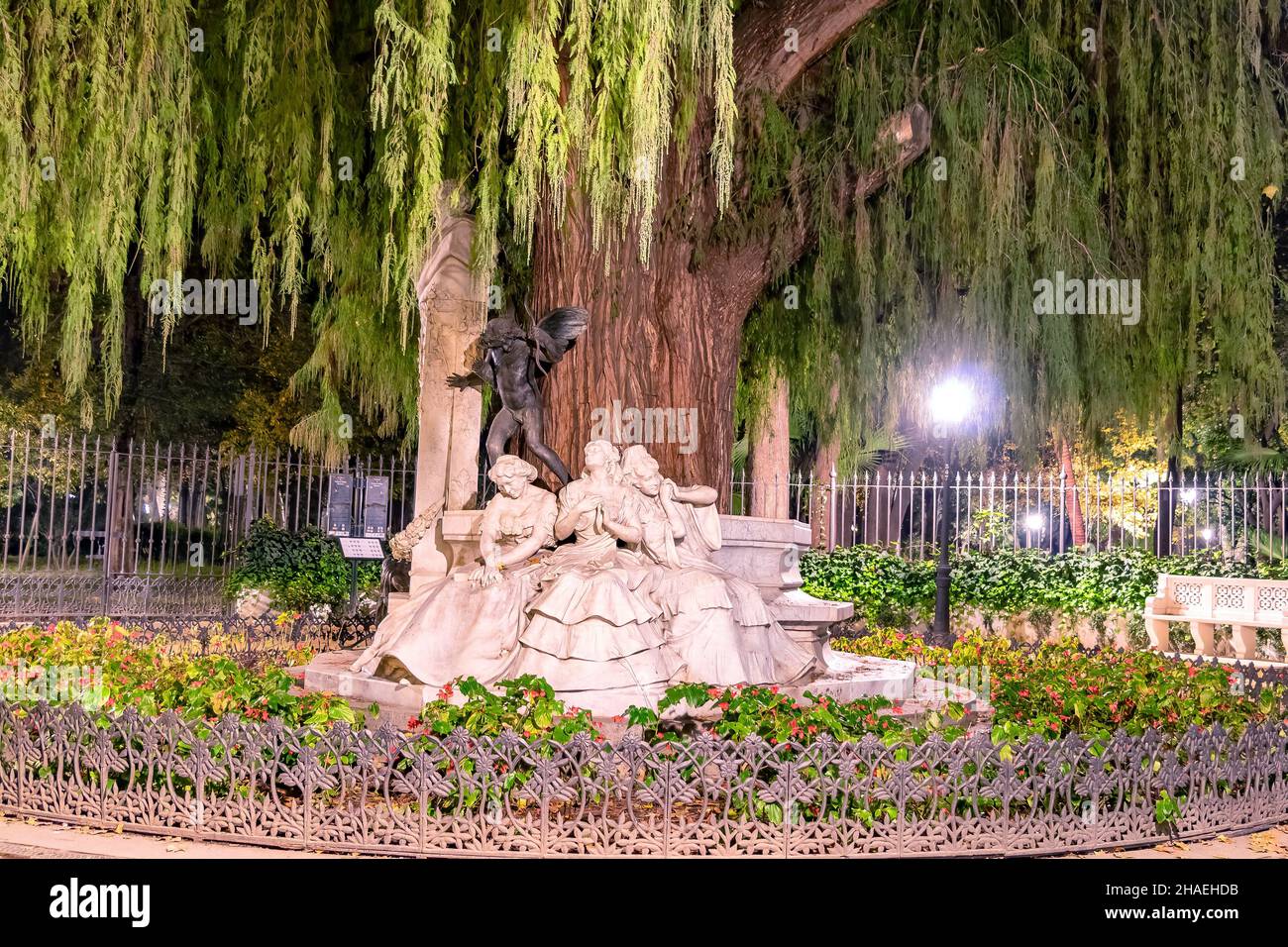 Rappresentazione di 'amore illusioned', 'amore posseduto' e 'amore perso' di notte, nella rotonda di Bécquer, situato nel parco di María Luisa, Siviglia, Andal Foto Stock