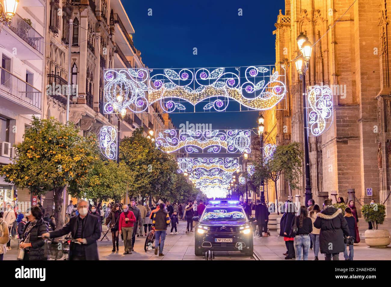 Luci di Natale decorazione in viale Costituzione, Avenida de la Constitución, a Siviglia, con una polizia auto pattugliamento per garantire la sicurezza del p Foto Stock