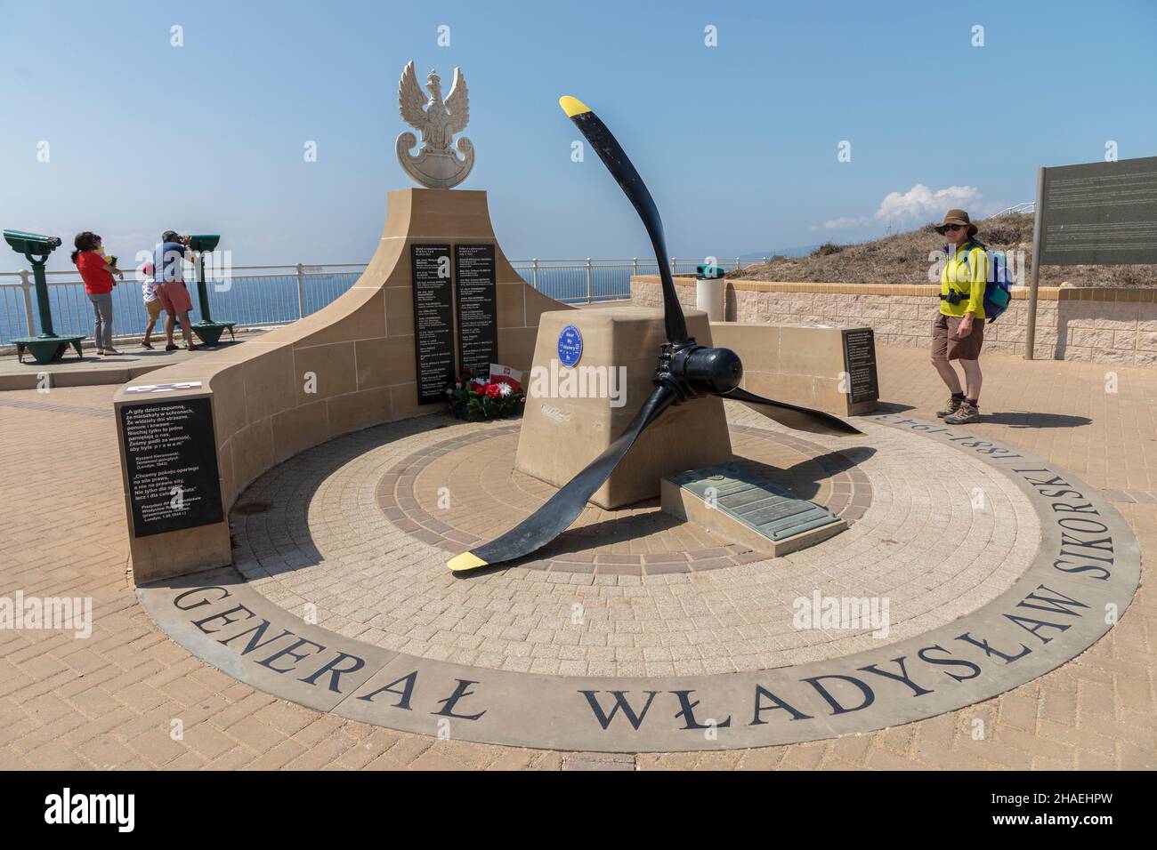 I turisti come memoriale del generale polacco Władysław Sikorski, Gibilterra Foto Stock