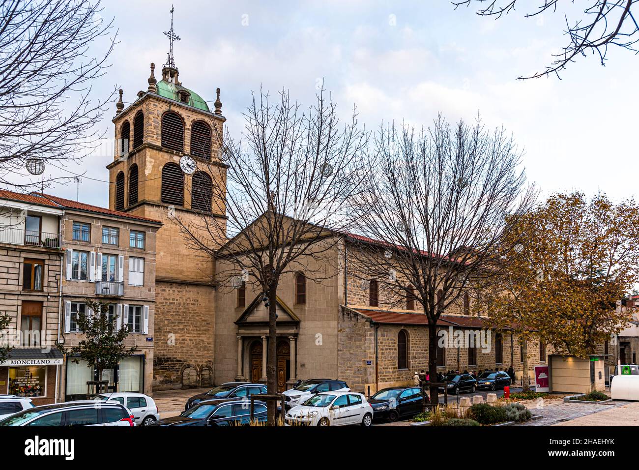 Il fiume Gier corre sotterraneo attraverso Saint Chamond. Alla chiesa più antica di Saint Pierre e sotto il traffico circoli il fiume può solo essere immaginato. Église Saint-Pierre a Saint-Chamond, Francia Foto Stock