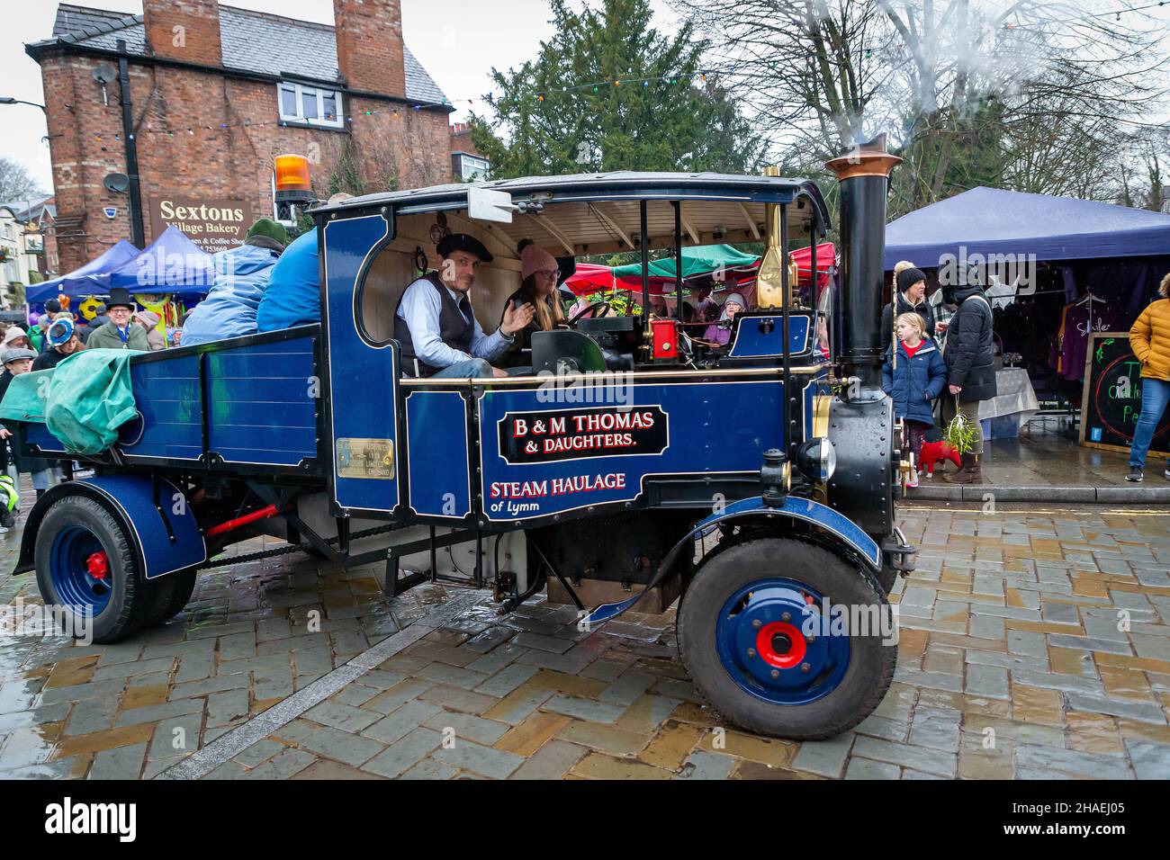 Lymm, Cheshire, Regno Unito. Sabato 11 Dicembre 2021 - Lymm, Cheshire, Inghilterra, Regno Unito. L'annuale Festival di Natale di Lymm Dickensian nel villaggio di Lymm ritorna dopo una pausa dovuta al COVID 19. Una gamma di bancarelle e mercanti che vendono una varietà di arti e artigianato e regali di Natale, insieme ad una vasta selezione di cibo, fiancheggia le strade del villaggio con personaggi Dickensiani in abbondanza. C'è anche una Santa Dash e una Grand Parade. Un veicolo Foden Steam Haulage è arrivato attraverso il credito: John Hopkins/Alamy Live News Foto Stock