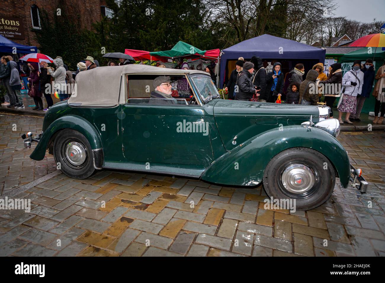 Lymm, Cheshire, Regno Unito. Sabato 11 Dicembre 2021 - Lymm, Cheshire, Inghilterra, Regno Unito. L'annuale Festival di Natale di Lymm Dickensian nel villaggio di Lymm ritorna dopo una pausa dovuta al COVID 19. Una gamma di bancarelle e mercanti che vendono una varietà di arti e artigianato e regali di Natale, insieme ad una vasta selezione di cibo, fiancheggia le strade del villaggio con personaggi Dickensiani in abbondanza. C'è anche un Santa Dash e un Gran Parade Credit: John Hopkins/Alamy Live News Foto Stock