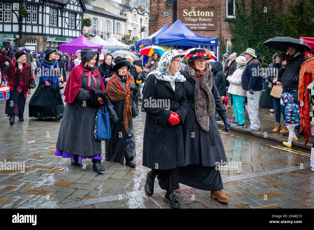 Lymm, Cheshire, Regno Unito. Sabato 11 Dicembre 2021 - Lymm, Cheshire, Inghilterra, Regno Unito. L'annuale Festival di Natale di Lymm Dickensian nel villaggio di Lymm ritorna dopo una pausa dovuta al COVID 19. Una gamma di bancarelle e mercanti che vendono una varietà di arti e artigianato e regali di Natale, insieme ad una vasta selezione di cibo, fiancheggia le strade del villaggio con personaggi Dickensiani in abbondanza. C'è anche un Santa Dash e un Gran Parade Credit: John Hopkins/Alamy Live News Foto Stock