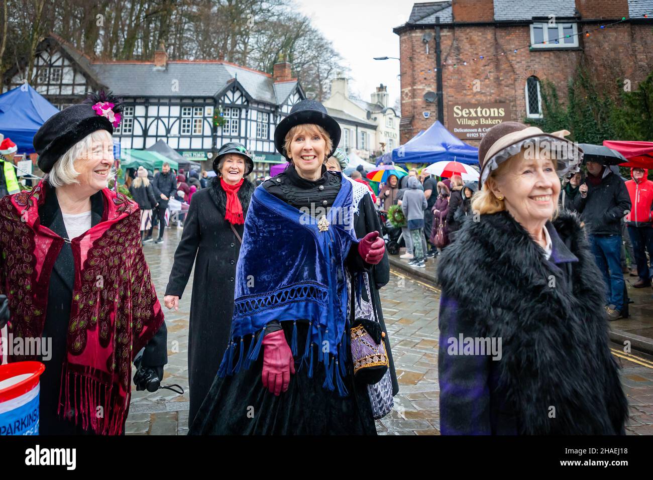 Lymm, Cheshire, Regno Unito. Sabato 11 Dicembre 2021 - Lymm, Cheshire, Inghilterra, Regno Unito. L'annuale Festival di Natale di Lymm Dickensian nel villaggio di Lymm ritorna dopo una pausa dovuta al COVID 19. Una gamma di bancarelle e mercanti che vendono una varietà di arti e artigianato e regali di Natale, insieme ad una vasta selezione di cibo, fiancheggia le strade del villaggio con personaggi Dickensiani in abbondanza. C'è anche un Santa Dash e un Gran Parade Credit: John Hopkins/Alamy Live News Foto Stock