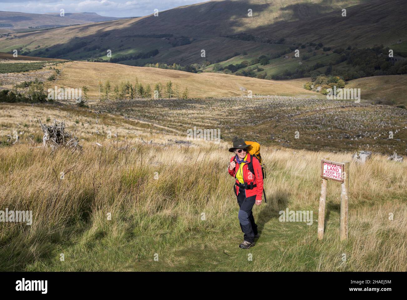 Terra privata tenere a pedalare segno sulla brughiera, Yorkshire Dales, Regno Unito Foto Stock