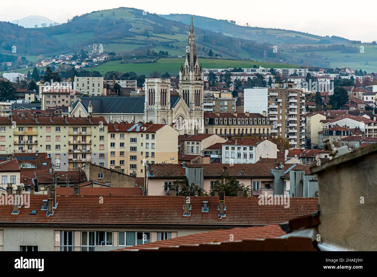 Vista sulla moderna città di Saint-Chamond dalla cima della collina del centro storico della città. Saint-Chamond, Francia Foto Stock