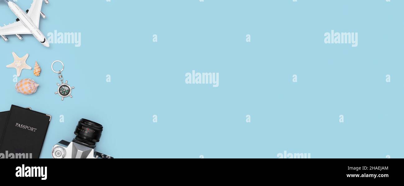 Estate accessori da viaggio su sfondo blu. Pianificazione del viaggio top view concept Foto Stock