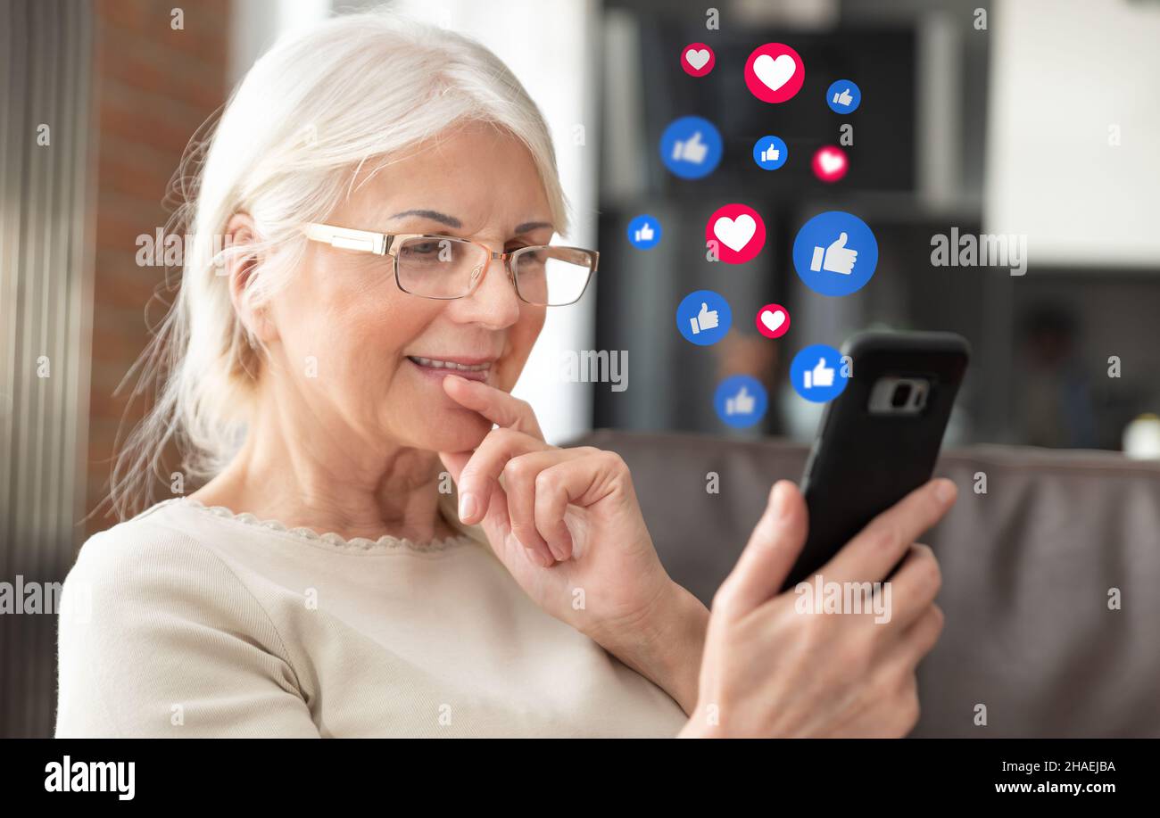 Donna anziana che utilizza i social media. Icone che volano dal telefono Foto Stock