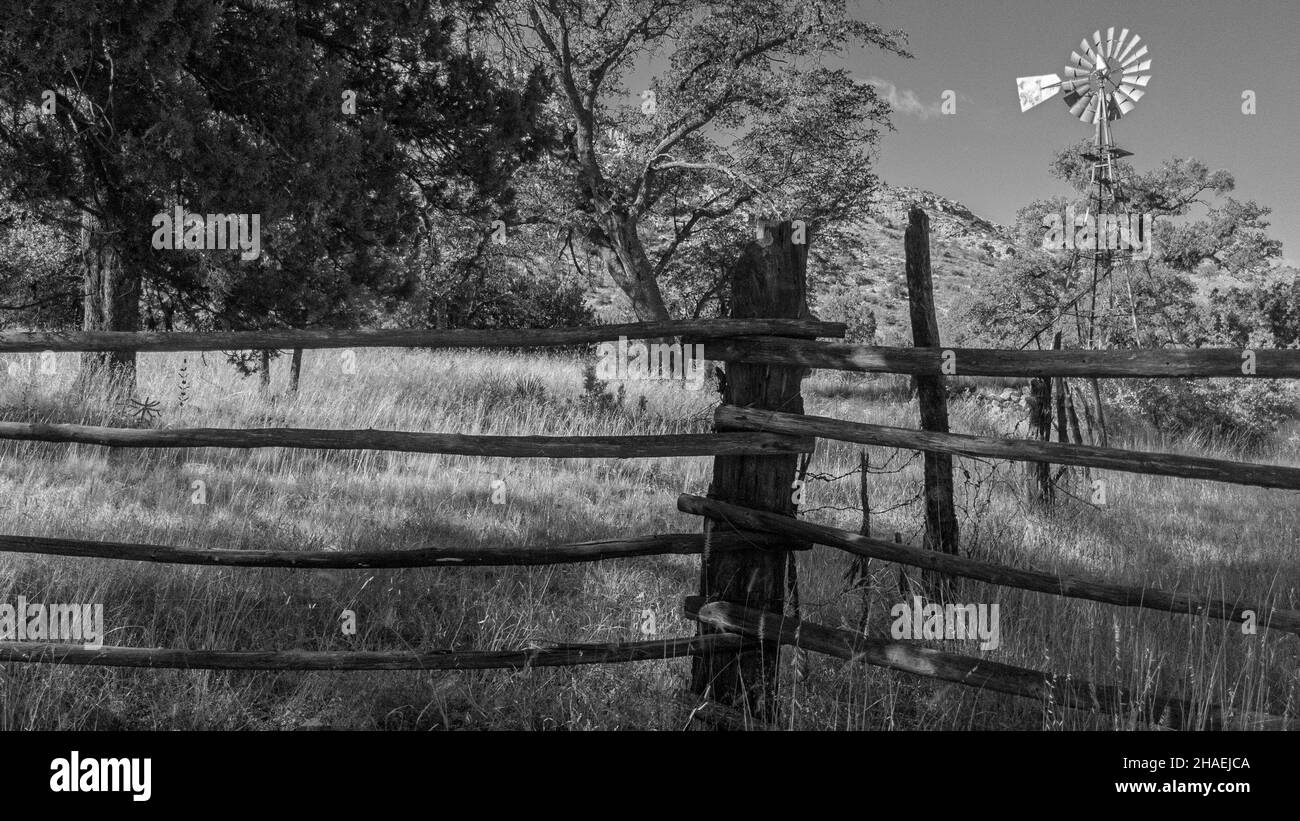Una foto in scala di grigi del Chiricahua National Monument, Faraway Ranch nell'Arizona meridionale Foto Stock
