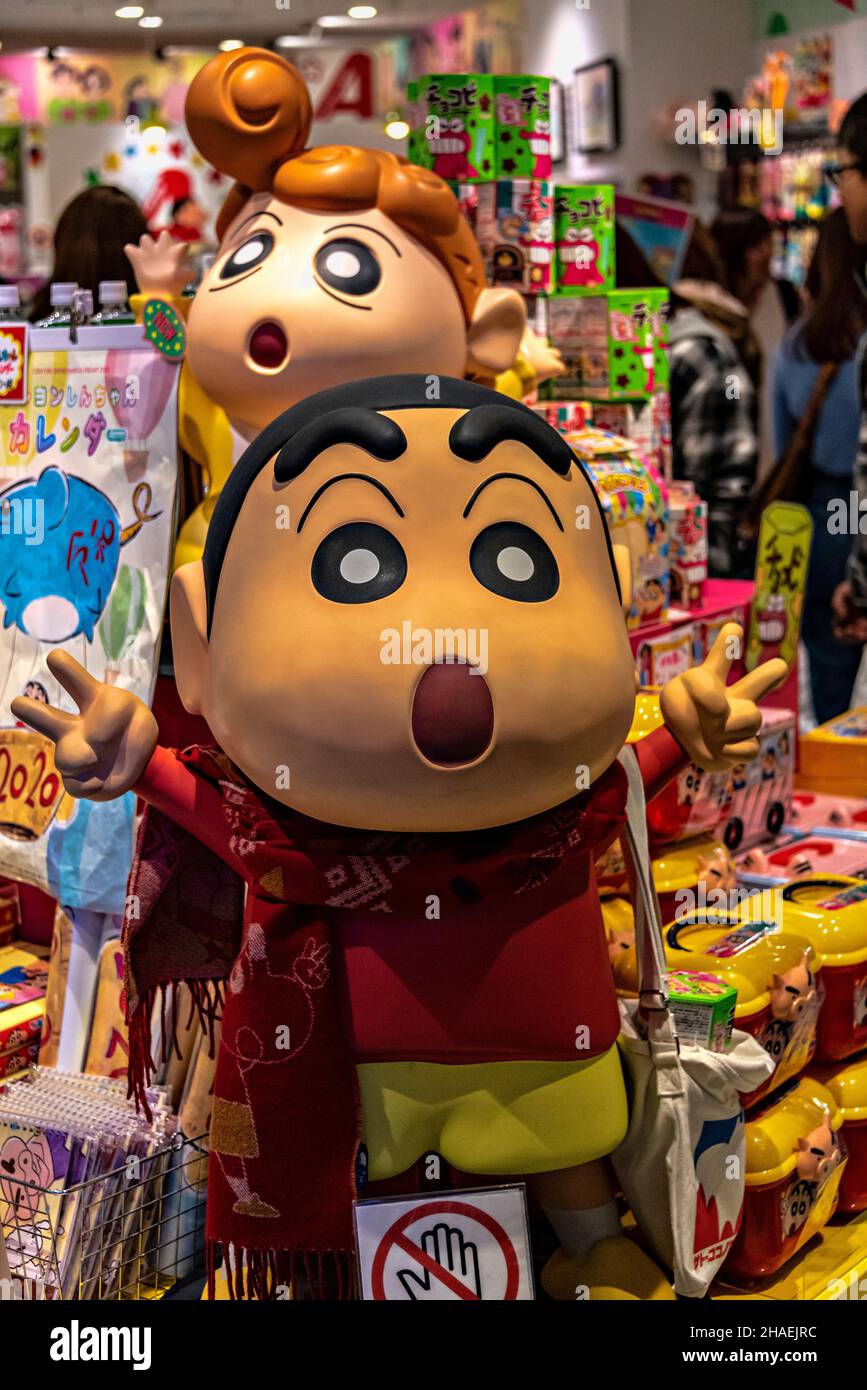 Statua e statuine di Shin-Chan, via dei personaggi di Tokyo, stazione ferroviaria di Tokyo, Giappone. Foto Stock
