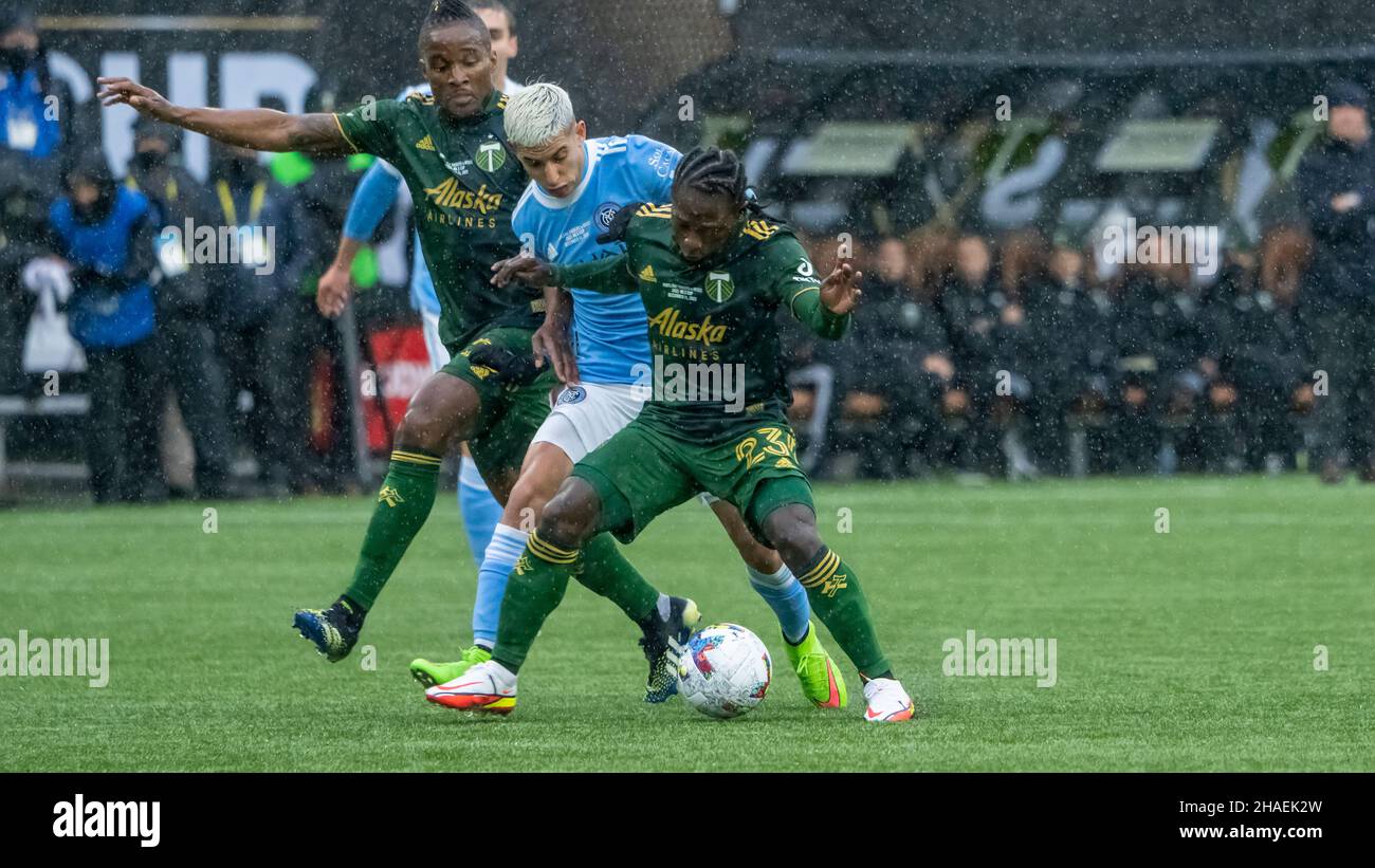 Portland, Stati Uniti. 11th Dic 2021. Santiago Rodriguez di New York prova a disputare Yimmi Charra di Portland nella vittoria di shootoff di pena di New York del campionato MLS 2021 sopra i Portland Timbers in Providence Park, Portland, Oregon il 11 dicembre 2021 (foto di Jeff Wong/Sipa USA). Credit: Sipa USA/Alamy Live News Foto Stock