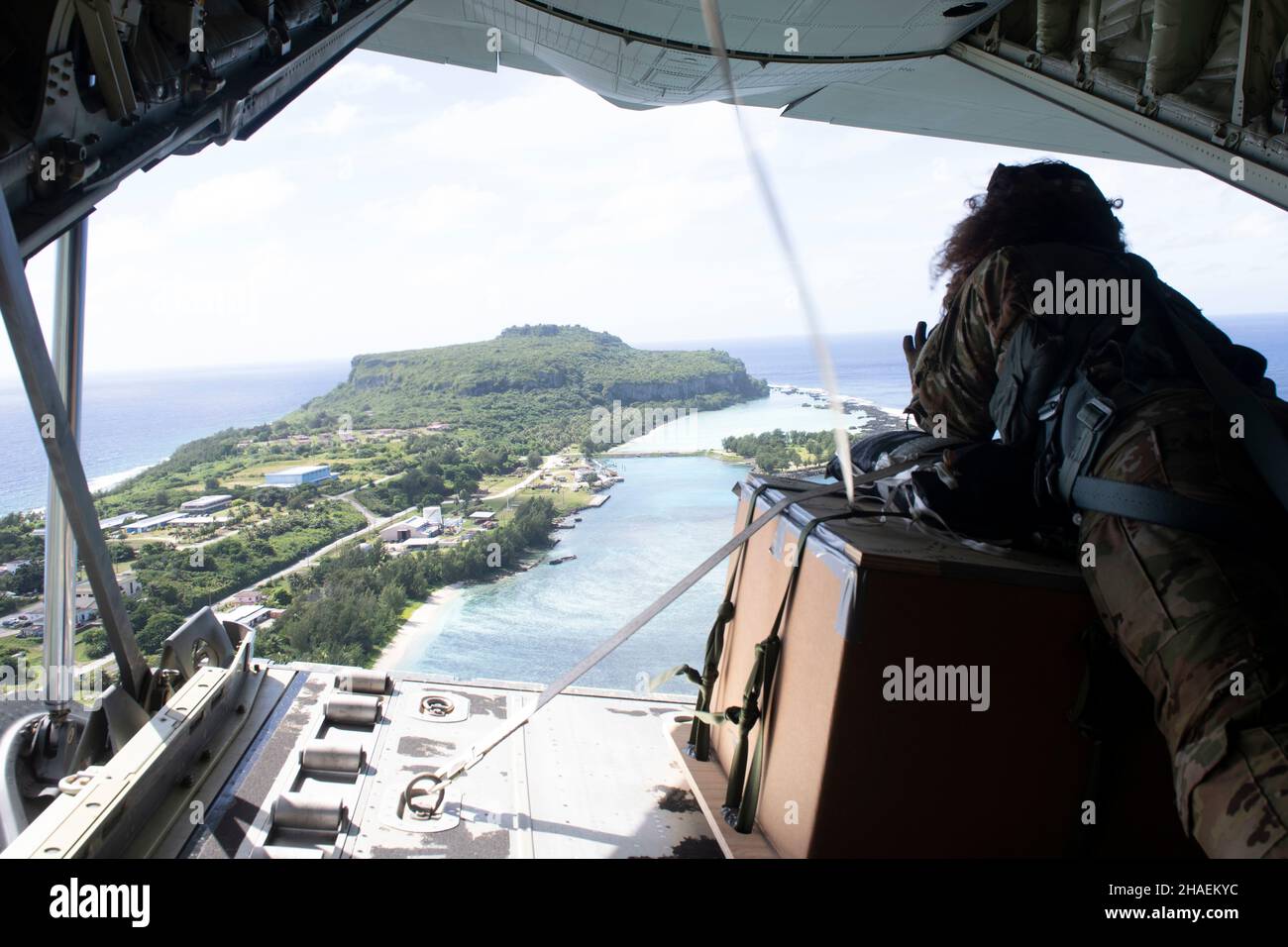 Orote Island, Stati Uniti. 03 dicembre 2021. US Senior Airman Kim Doyle, 36th Airlift Squadron Loadmasters, scouts per una buona zona goccia durante l'operazione annuale 70th Natale goccia 3 dicembre 2021 su Orote Island, Guam. Ogni dicembre, gli equipaggi airdrop hanno donato cibo, forniture, materiale didattico e strumenti a 55 nazioni insulari in tutto il Pacifico sudorientale. Credito: TSgt. Joshua Edwards/US Airforce Photo/Alamy Live News Foto Stock