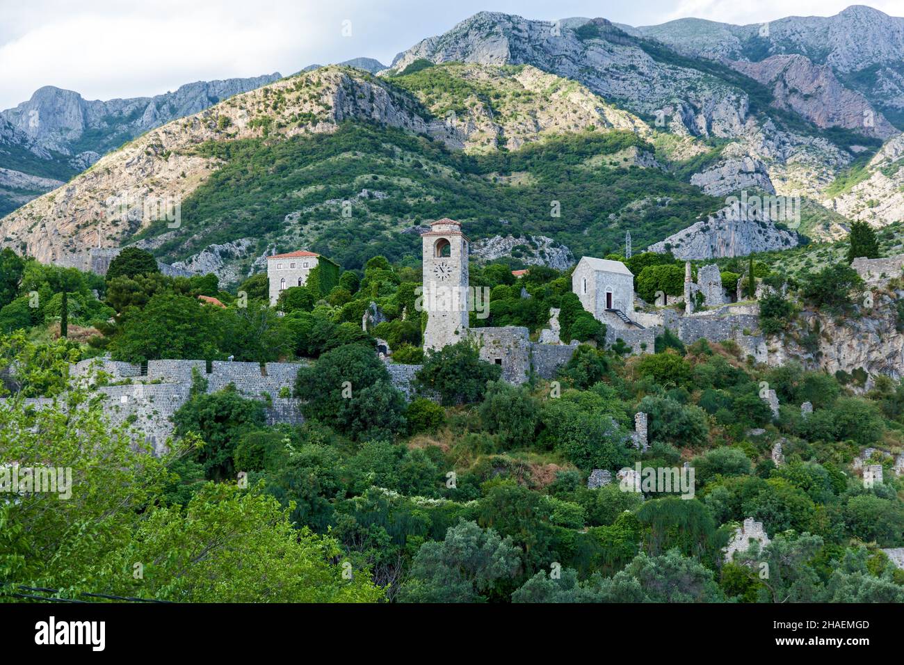 Vecchia fortezza, torre dell'orologio sullo sfondo delle montagne nella città di Bar, Montenegro Foto Stock