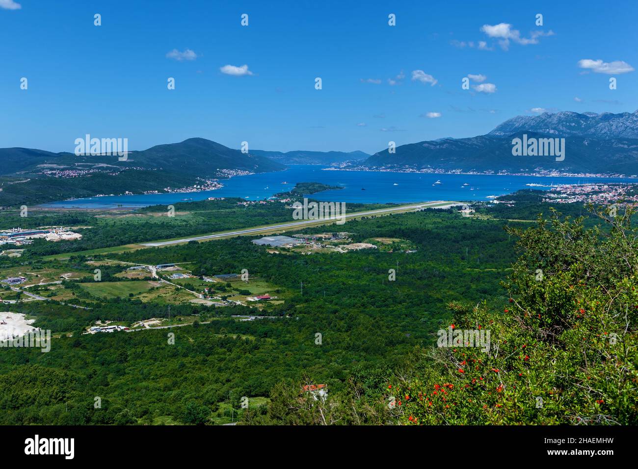 Vista dalla cima dell'aeroporto di Tivat, Montenegro Foto Stock