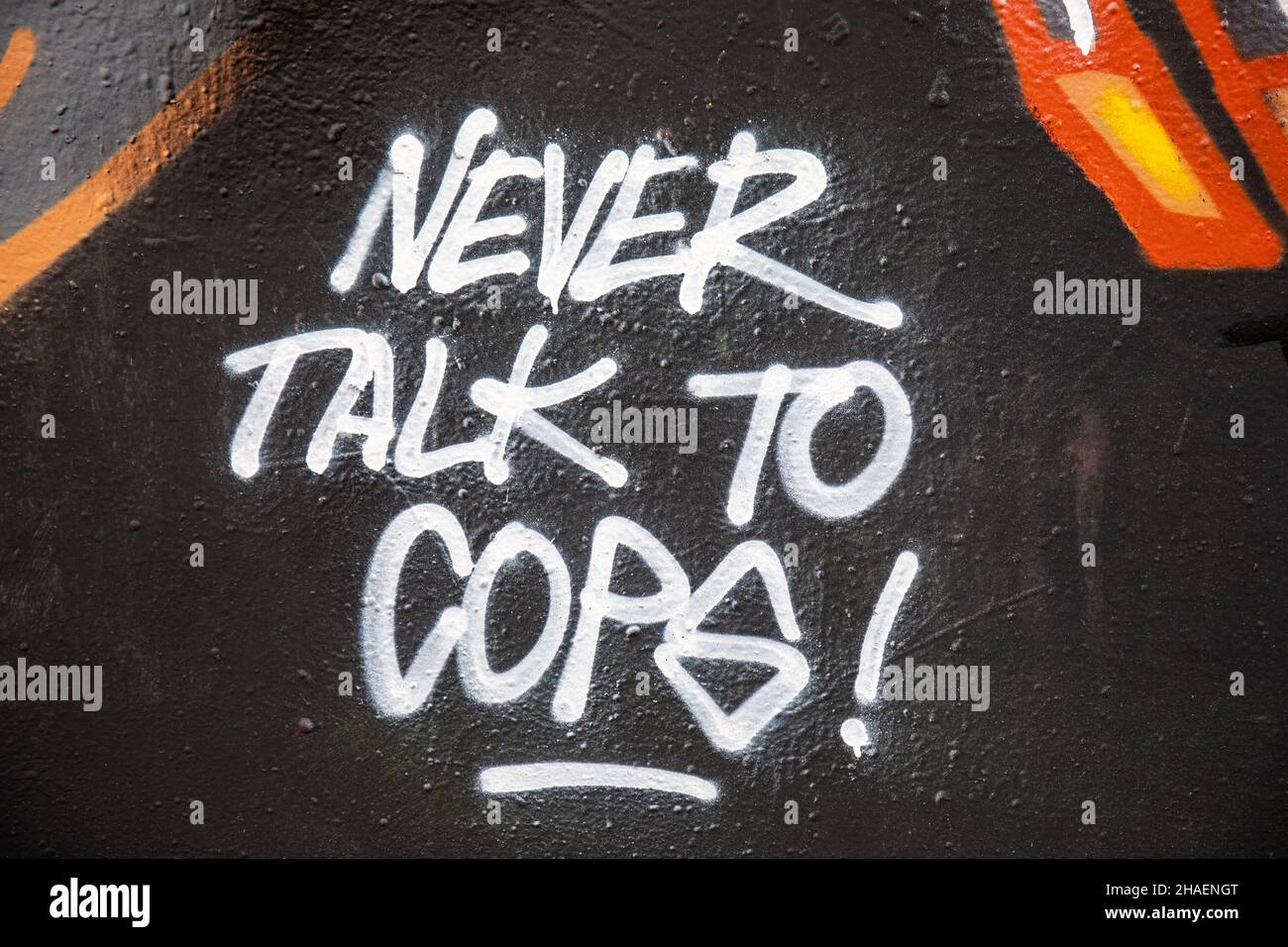 Non parlare mai con poliziotti! Graffiti. Foto Stock