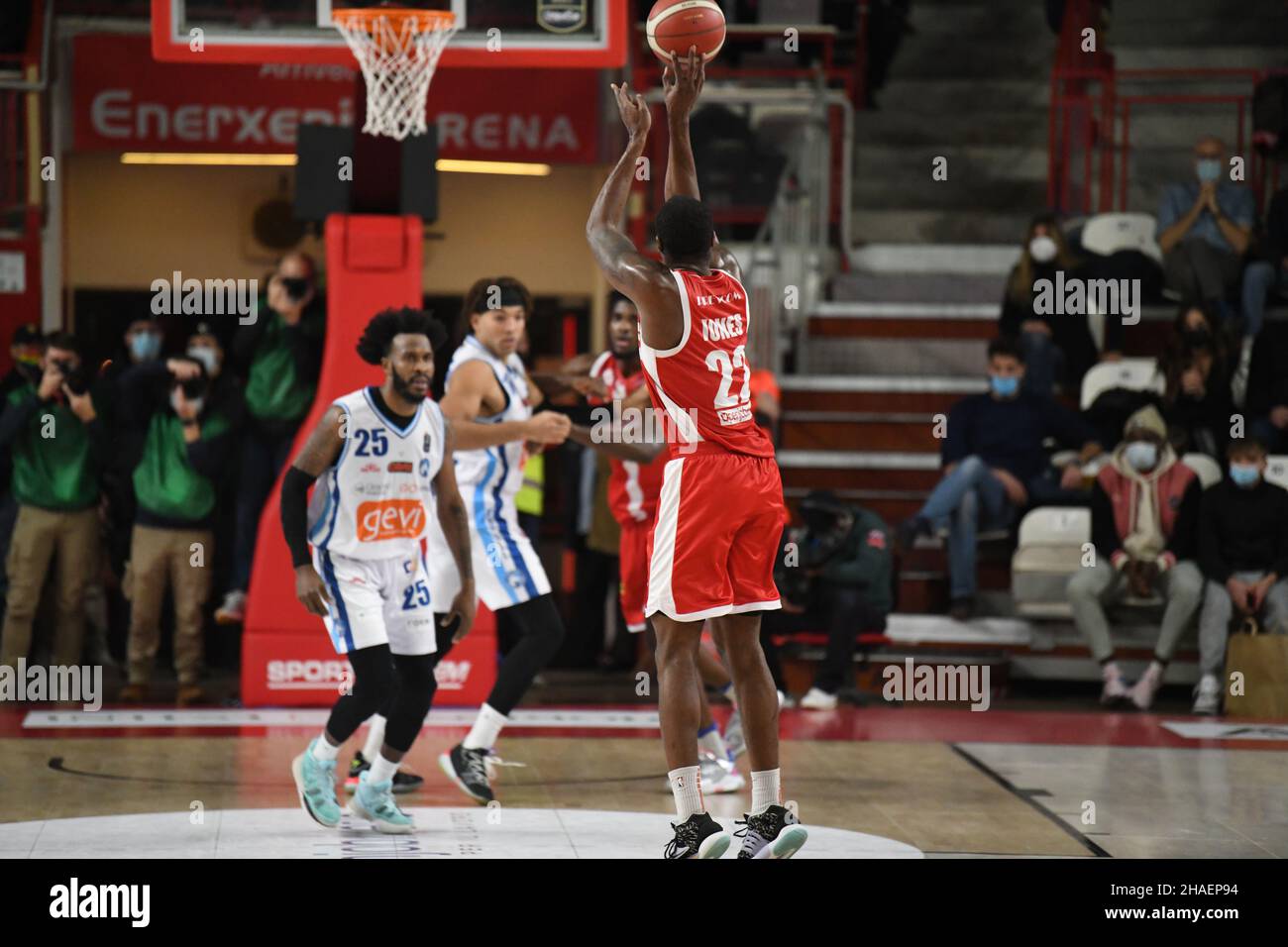 Varese, Italia. 12th Dic 2021. 22 Jalen Jones OpenJobMetis Varese durante la partita del Campionato LBA Italia tra Openjobmetis Varese e Devi Napoli Basket, a Varese, Italia, il 12 dicembre 2021. Credit: Fabio Averna/Alamy Live News Foto Stock