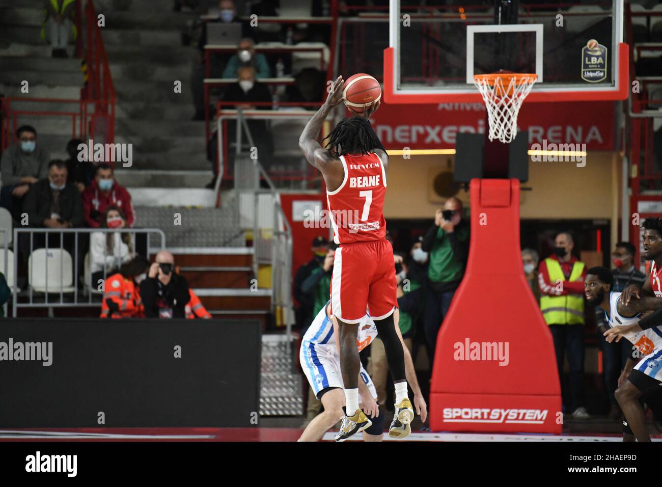 Varese, Italia. 12th Dic 2021. -7 Anthony Beane OpenJobMetis Varese durante la partita del Campionato LBA Italia tra Openjobmetis Varese e Devi Napoli Basket, a Varese, Italia, il 12 dicembre 2021. Credit: Fabio Averna/Alamy Live News Foto Stock