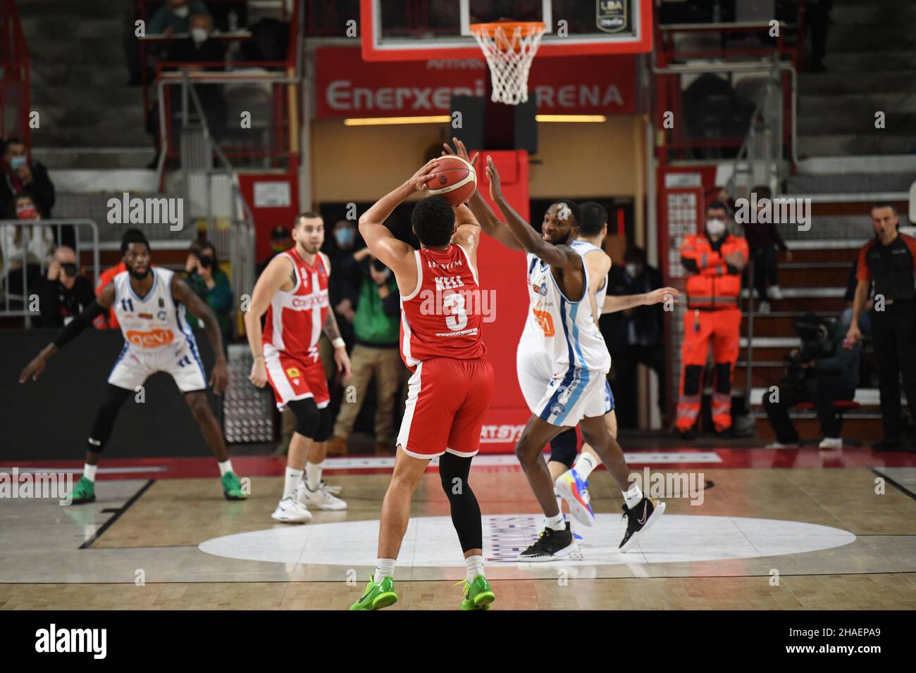 Varese, Italia. 12th Dic 2021. -3 Trey Kell OpenJobMetis Varese durante la partita del Campionato LBA Italia tra Openjobmetis Varese e Devi Napoli Basket, a Varese, Italia, il 12 dicembre 2021. Credit: Fabio Averna/Alamy Live News Foto Stock