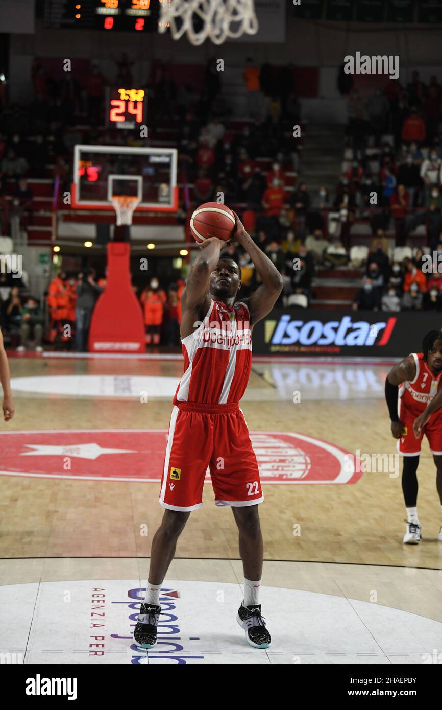 Varese, Italia. 12th Dic 2021. 22 Jalen Jones OpenJobMetis Varese durante la partita del Campionato LBA Italia tra Openjobmetis Varese e Devi Napoli Basket, a Varese, Italia, il 12 dicembre 2021. Credit: Fabio Averna/Alamy Live News Foto Stock