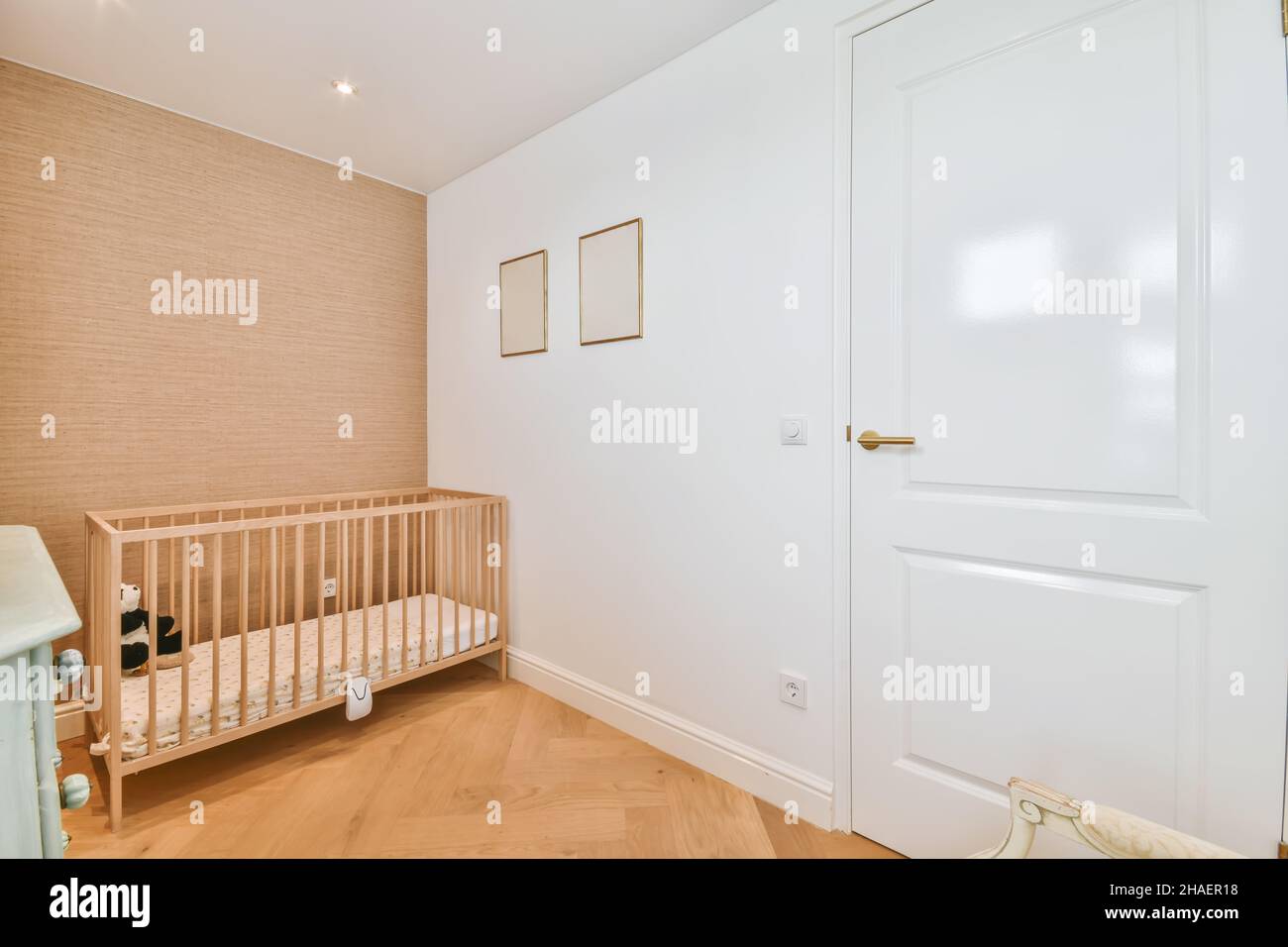 Accogliente camera per bambini al giorno con una piccola culla Foto Stock