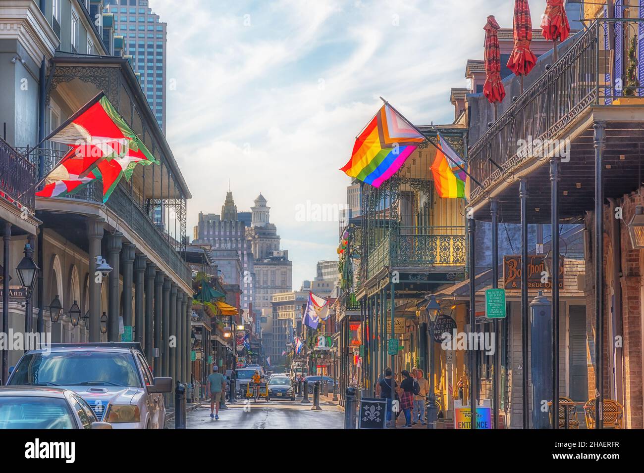 Vista di New Orleans Bourbon Street verso il quartiere centrale degli affari nel tardo pomeriggio. Foto Stock