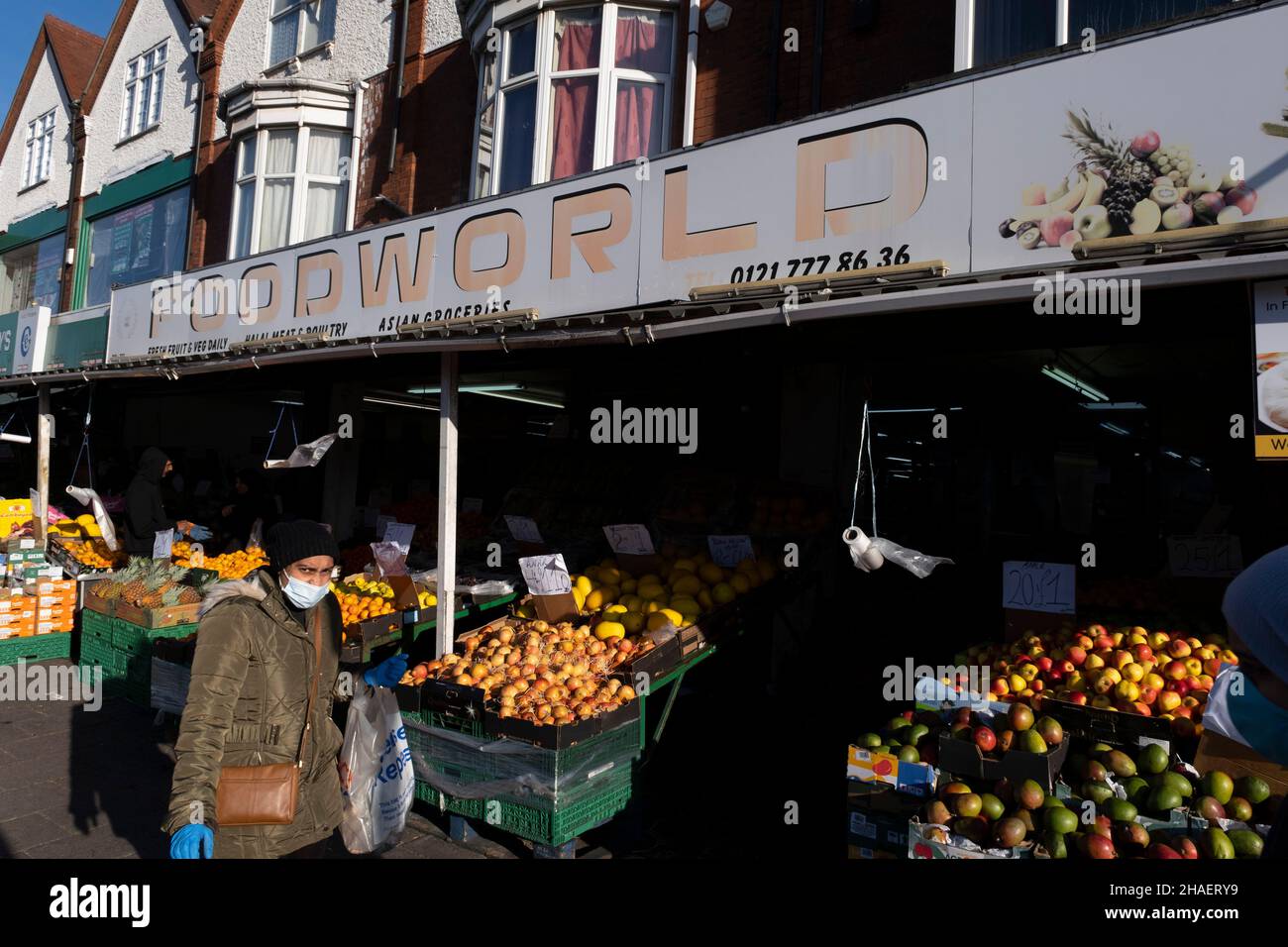 Negozio Foodworld lungo Stratford Road a Sparkhill, un'area interna della città di Birmingham situata tra Springfield, Hall Green e Sparkbrook il 25th novembre 2021 a Birmingham, Regno Unito. Lo Sparkhill è stato fortemente influenzato dai migranti che si stabilirono qui per molti decenni. Ha una grande popolazione di minoranze etniche, principalmente di origine sudasiatica, che si riflette nel numero di ristoranti asiatici nella zona. Di conseguenza, Sparkhill è diventato un centro principale nel triangolo Balti di Birmingham. Foto Stock