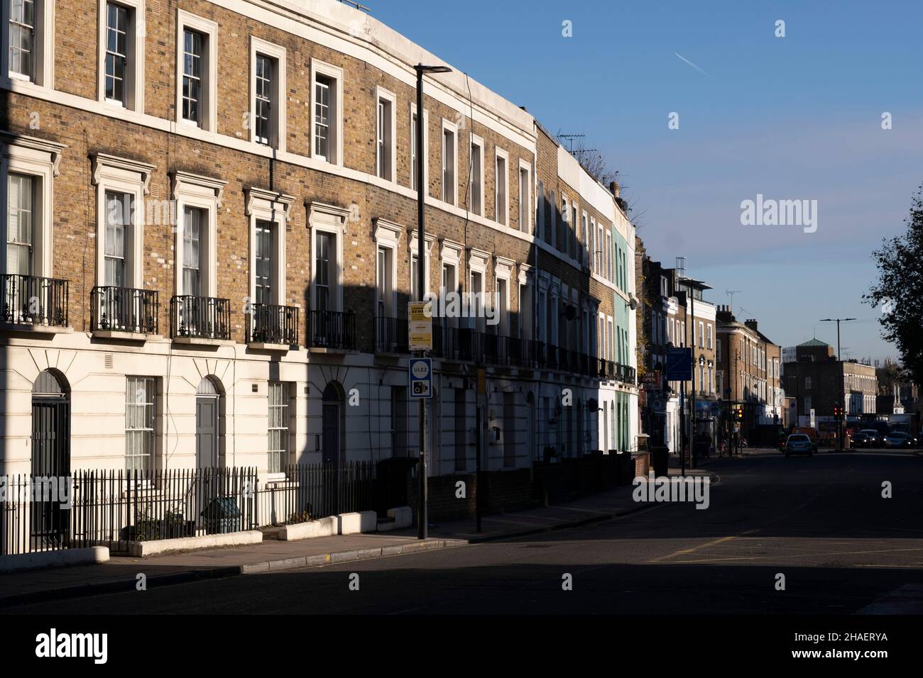 Terraces case vittoriane a Islington il 23rd novembre 2021 a Londra, Regno Unito. Islington era una volta un'area molto povera prima che diventasse molto più ricca e, di conseguenza, l'alloggio nella zona era molto costoso. Ora è un luogo molto gentrificato per vivere e conosciuto per le sue grandi case vittoriane e georgiane. Foto Stock