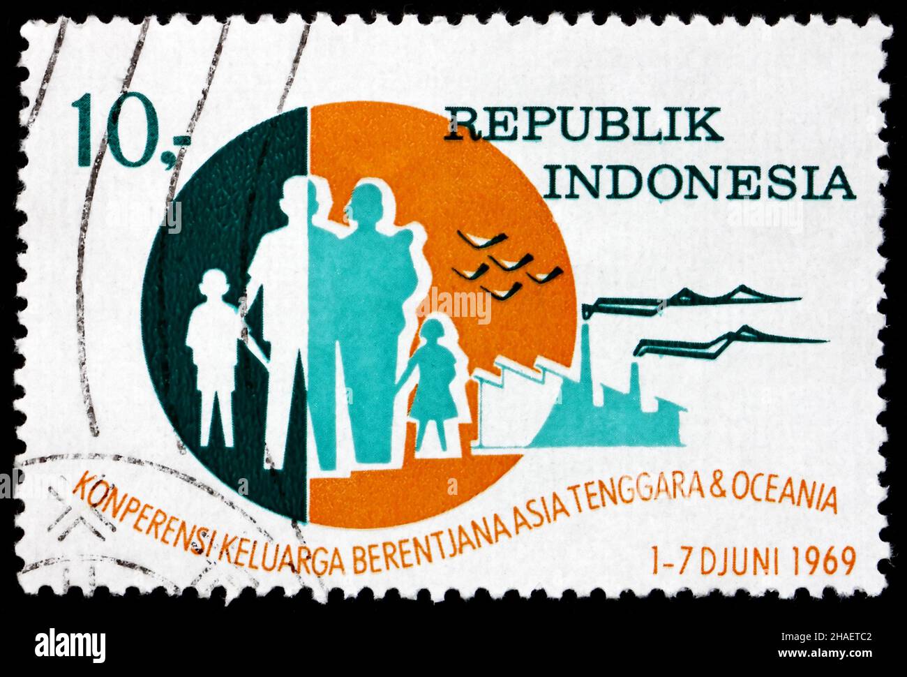 INDONESIA - CIRCA 1969: Un francobollo stampato in Indonesia mostra Famiglia, Uccelli e fabbriche, prevista Parenthood Conference del sud-est asiatico e Oceania, B Foto Stock