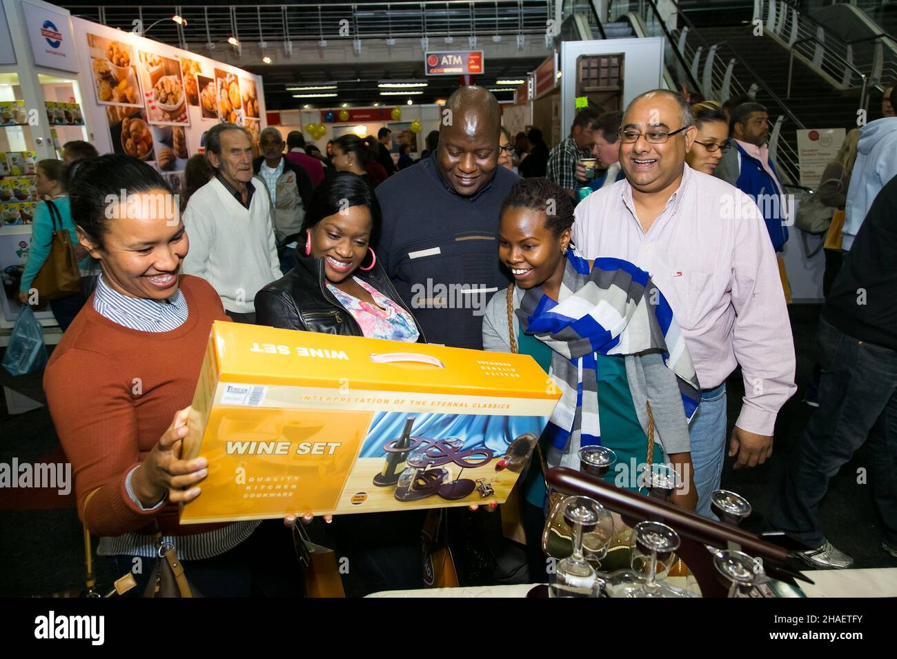 JOHANNESBURG, SUDAFRICA - 15 ottobre 2021: Un gruppo di visitatori che si godono al Food and Wine Expo di Johannesburg, Sudafrica Foto Stock