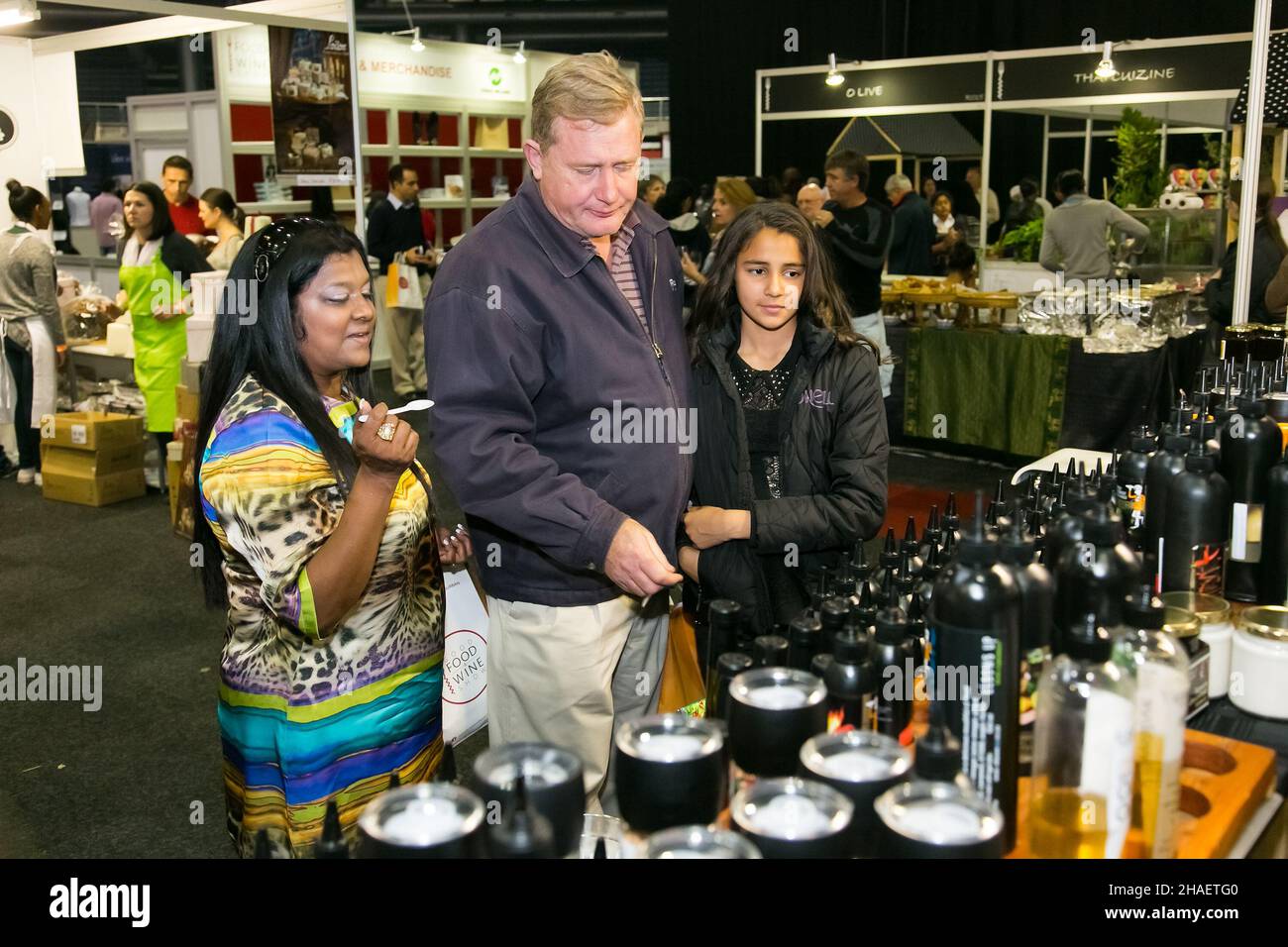 JOHANNESBURG, SUDAFRICA - 15 ottobre 2021: Un gruppo di visitatori che si godono al Food and Wine Expo di Johannesburg, Sudafrica Foto Stock