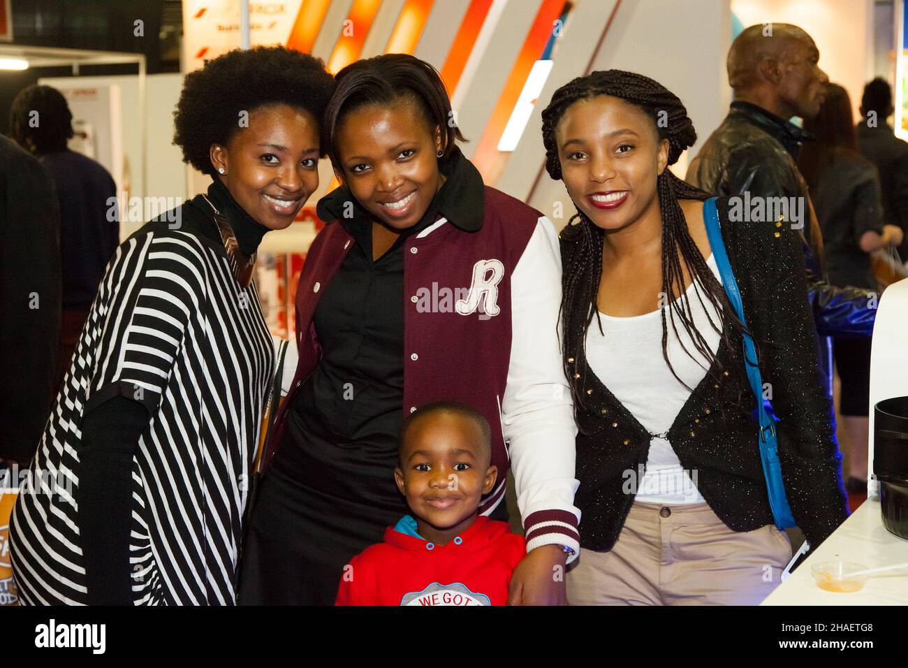 JOHANNESBURG, SUDAFRICA - 15 ottobre 2021: Un gruppo di visitatori che si godono al Food and Wine Expo di Johannesburg, Sudafrica Foto Stock